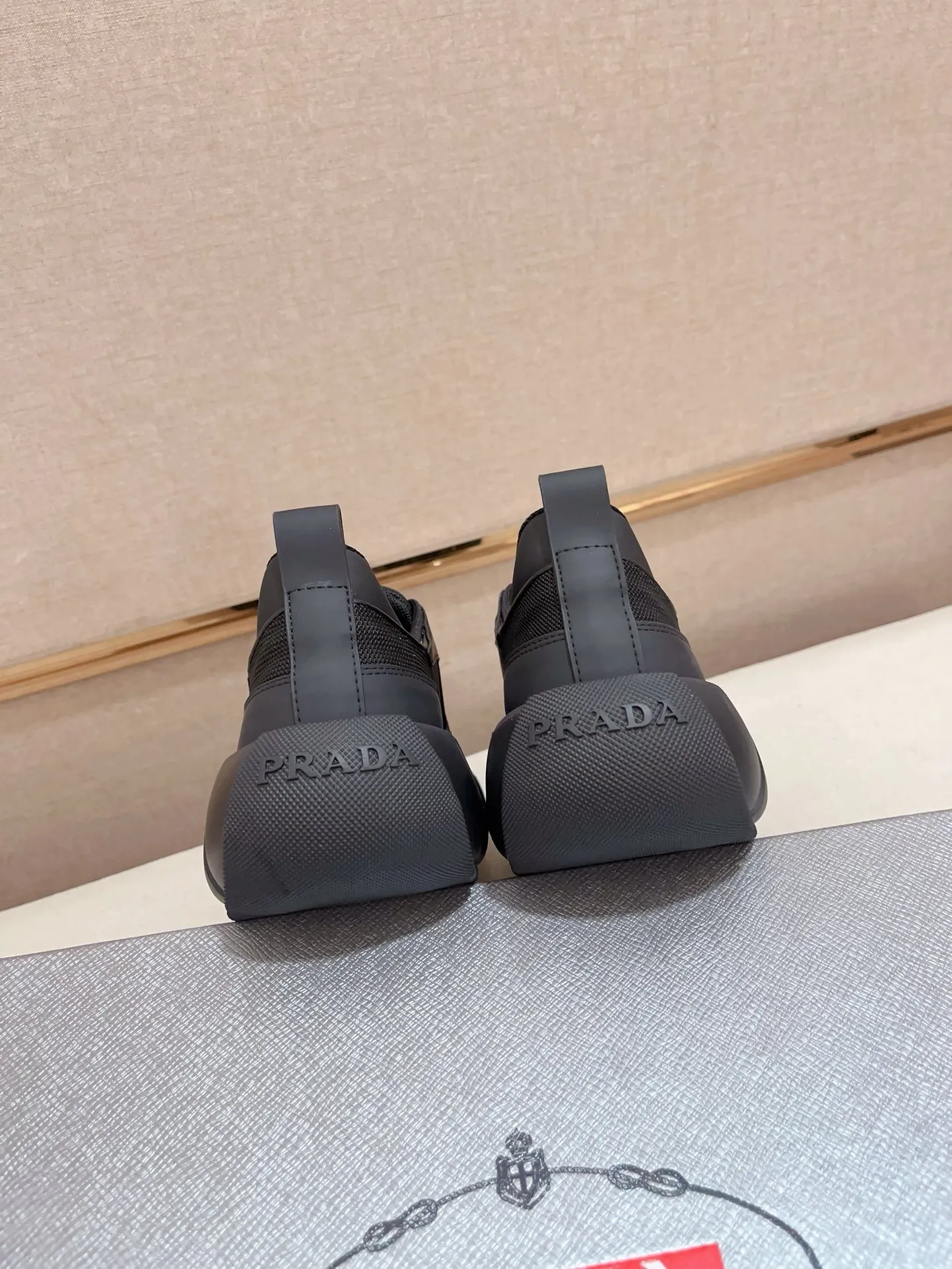 Men's shoes 💰 540💰 ✔️✔️✔️High version High-quality new PRADA (Prada) counters are launched simultaneously, new men's shoes, 😘fabrics are selected from first-layer cowhide. Lining: imported elastic mesh➕cowhide lining. 👍🏿High-end☄️Open-molded non-slip rubber outsole, exquisite lines, simple and elegant, comfortable and high-end for leisure travel. Number of yards: 38 to 44. (Can be customized for 45 non-refundable)